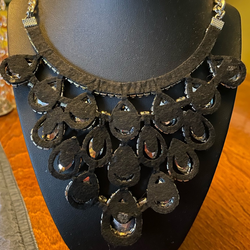 Statement Gorgeous Teardrop Rhinestone Necklace - Picture 7 of 7